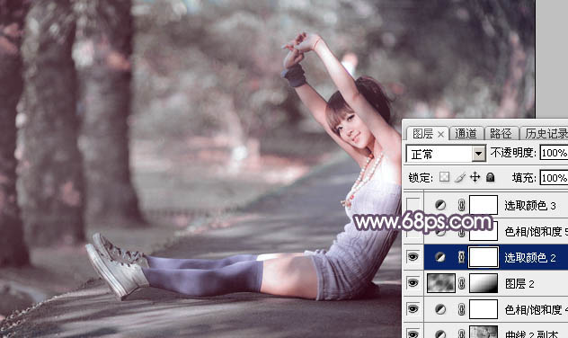 Photoshop为小路上的美女加上柔美的中性红灰色