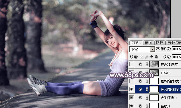 Photoshop为小路上的美女加上柔美的中性红灰色