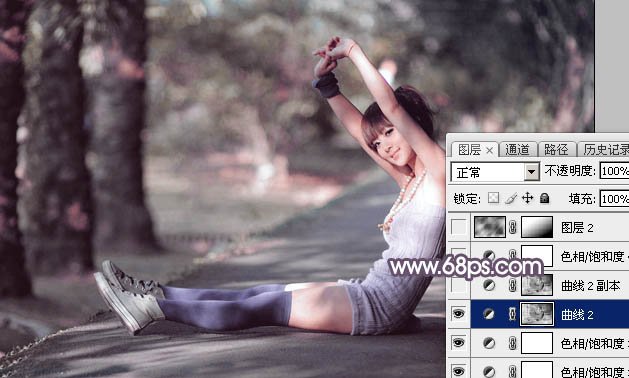 Photoshop为小路上的美女加上柔美的中性红灰色