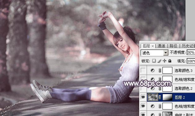 Photoshop为小路上的美女加上柔美的中性红灰色