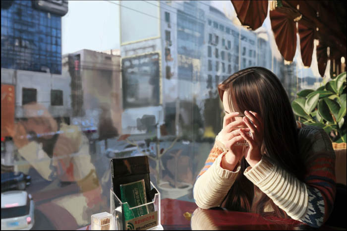 PS鼠绘在茶餐厅静静等待的美女