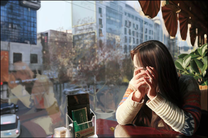 PS鼠绘在茶餐厅静静等待的美女