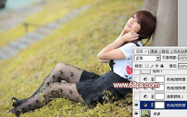 Photoshop为依靠树干的美女调制出早秋黄褐色