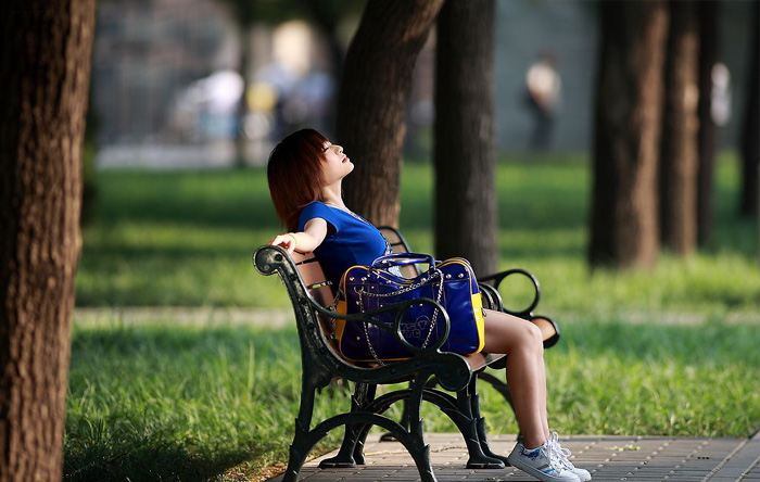 Photoshop为公园长椅上的美女调制出唯美的晨曦暖色”