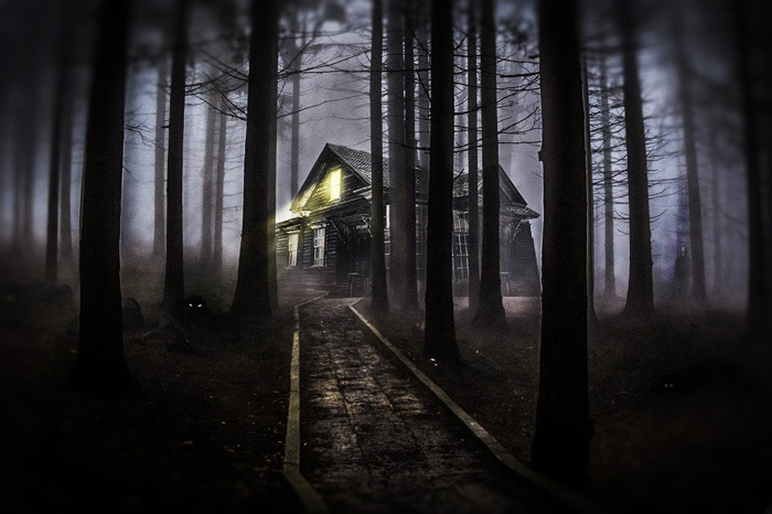 PS合成制作幽暗森林中发光的鬼屋”