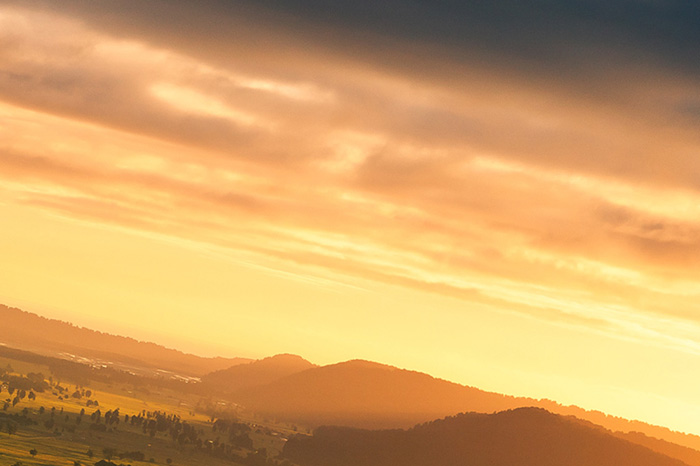 Photoshop调出唯美的霞光色铁轨美女