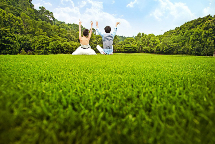 Photoshop调出灿烂的秋季晨曦色草地上的情侣图片”