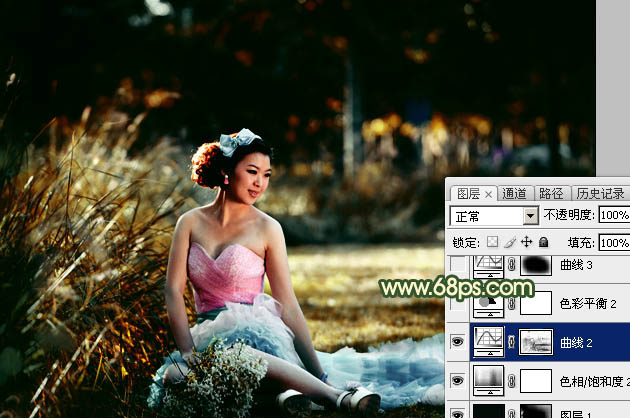 Photoshop调出暗调秋季高对比暖色草地上的美女图片