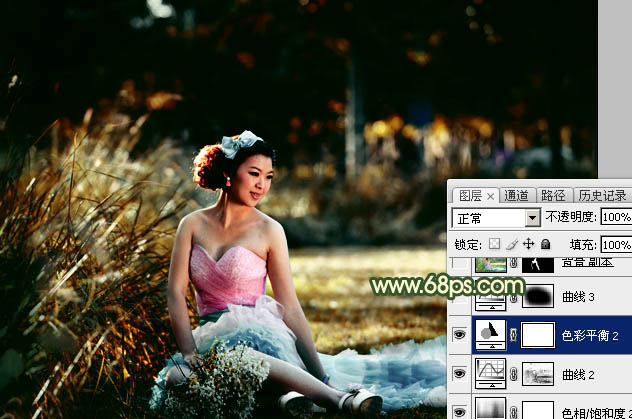 Photoshop调出暗调秋季高对比暖色草地上的美女图片