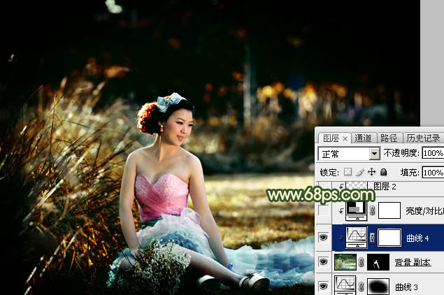 Photoshop调出暗调秋季高对比暖色草地上的美女图片