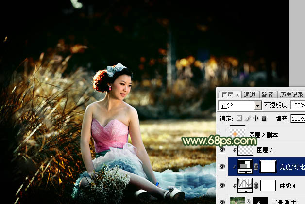 Photoshop调出暗调秋季高对比暖色草地上的美女图片