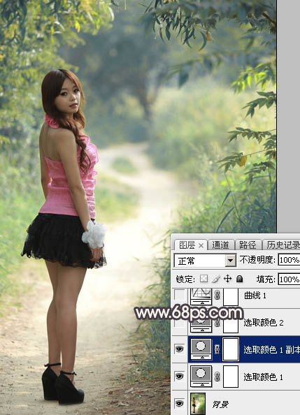 Photoshop调出暗调深秋色树林路边的人物图片