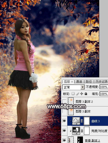 Photoshop调出暗调深秋色树林路边的人物图片