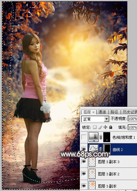 Photoshop调出暗调深秋色树林路边的人物图片