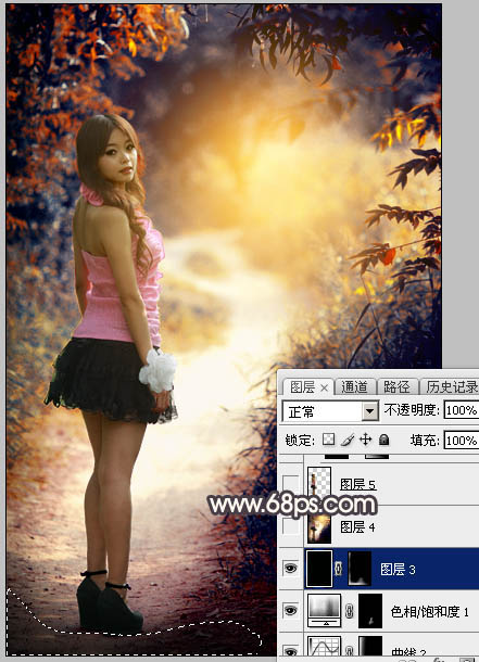 Photoshop调出暗调深秋色树林路边的人物图片