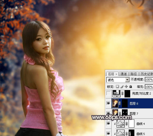 Photoshop调出暗调深秋色树林路边的人物图片