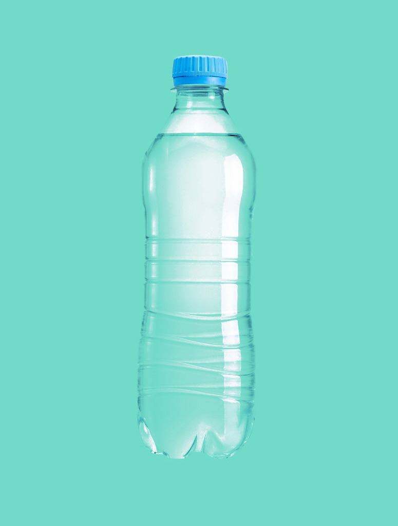 ps如何用通道快速完美地抠出透明塑料矿泉水瓶子”