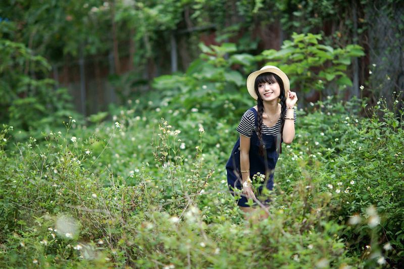 ps把室外人物照片调出唯美的韩系中性冷色调效果教程