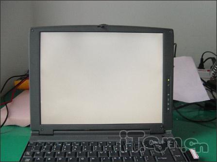 维修纪实：笔记本电脑开机白屏 花屏维修”